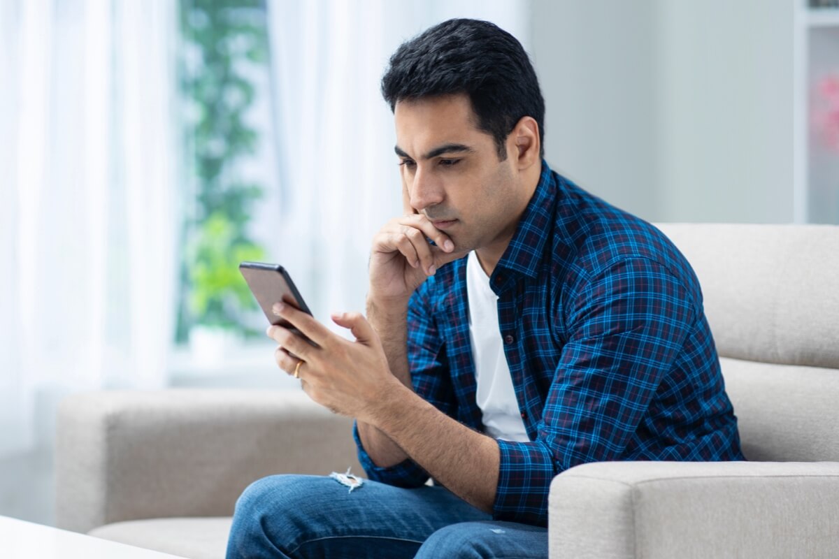 billboard-man-looking-at-phone-concerned