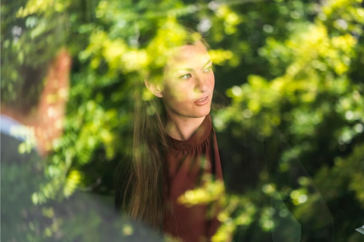 billboard-reflection-of-tree-on-professional-female