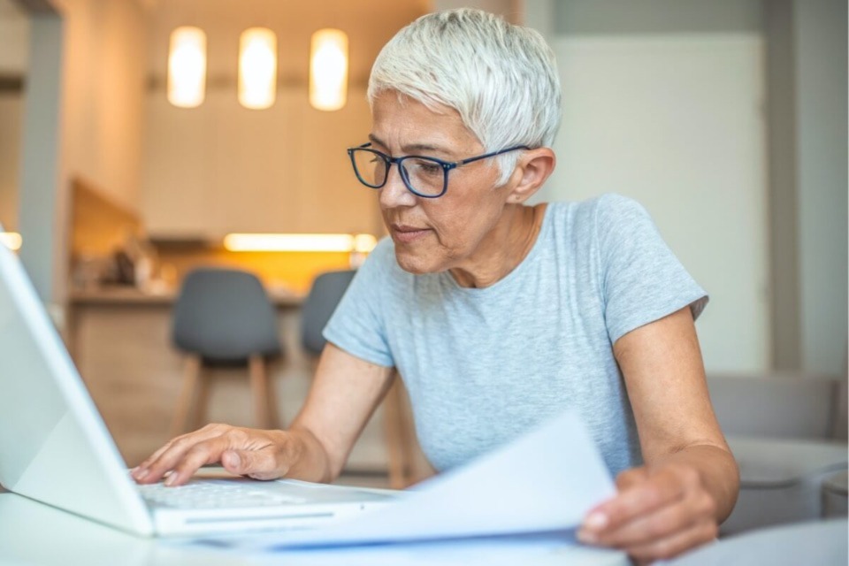 blog-mature-woman-on-laptop Mature woman on laptop