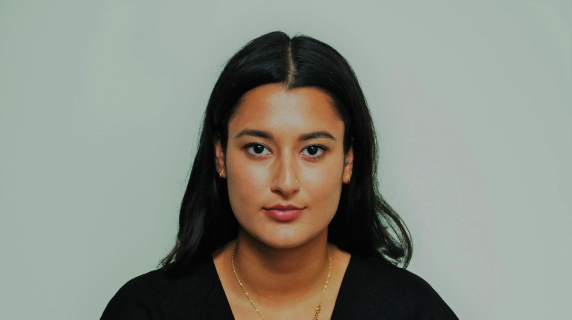 card-zarni-khan Zarnigar Khan smiling